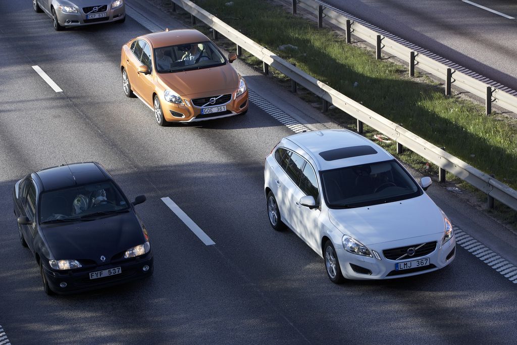 Volvos rollen selbständig im Stau