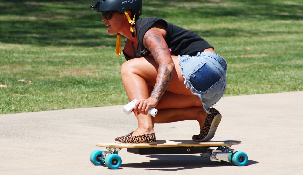 Skateboard mit Elektroantrieb fährt 36 km/h