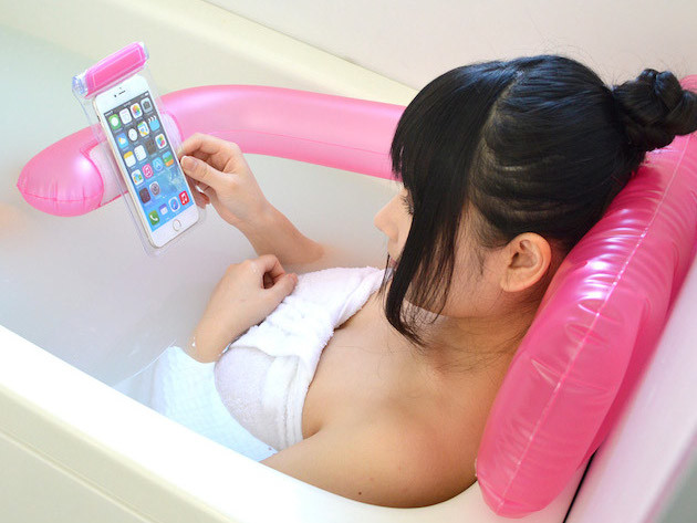 Aufblasbare Smartphone-Halterung für die Badewanne