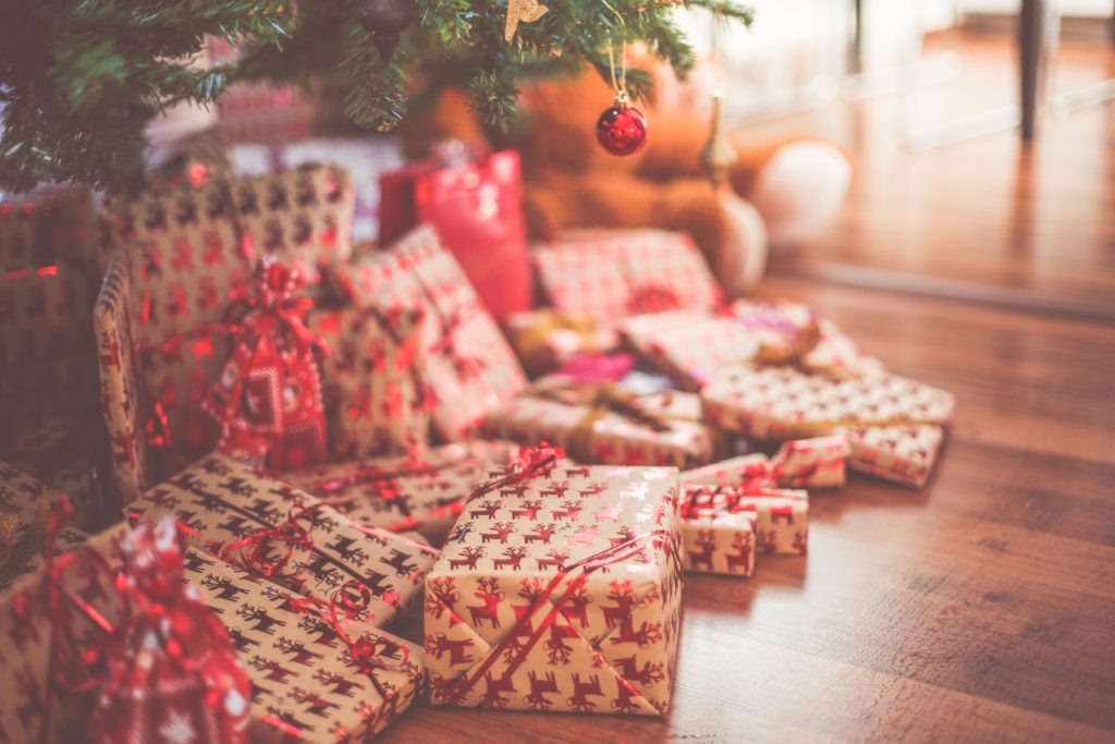 Weihnachtsgeschenke unter Weihnachtsbaum - Geschenkideen